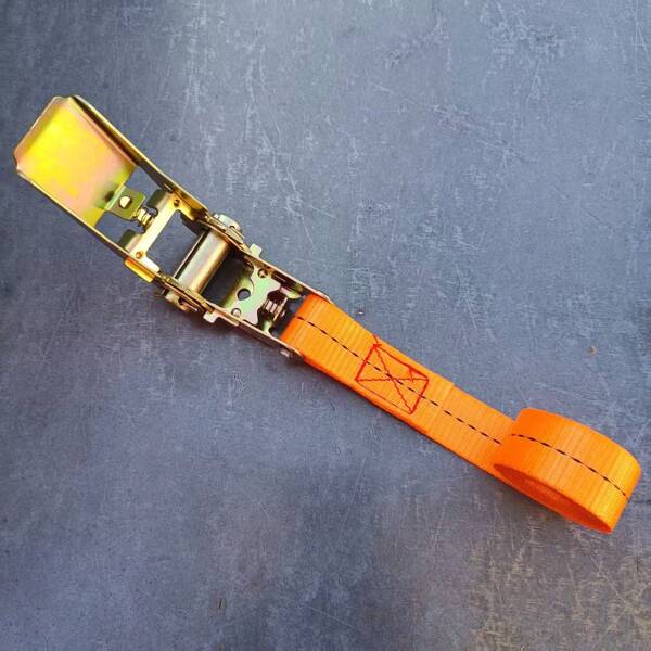 Frachtgurt Ratschenverspanner Güterwagen Fixierer Seil Straffer für Gepäck Gütertransport Outdoor Camping. Das Gurtband ist aus Polyester gefertigt, der Spann- und Fixierkopf aus Zinklegierung, die Gurtbreite beträgt 2,5 cm und kann mehrmals verwendet werden.