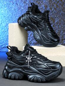 Botas de Neve para Inverno Femininas, Altura Aumentada em 7CM, Tênis Casuais da Moda com Elementos de Halloween - Cruz Gótica 3D, Caveira, Encantos Decorativos Metálicos Prateados Brilhantes, Sola Grossa de EVA Plataforma de Salto Alto, Leve, Absorvente de Choque, Antiderrapante, Bico Redondo, Cadarço, Botas de Neve com Cunha para Faculdade, Adolescentes, Uso Diário, Encontros, Academia, Escritório, Outono/Inverno