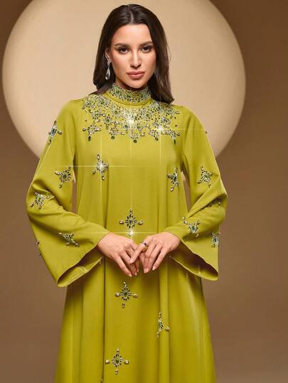 فستان ماكسي أنيق بأكمام طويلة وياقة عالية، بتطريز من الراين والخرز واللؤلؤ، مناسب للحفلات والمناسبات والارتداء اليومي في عيد الأضحى