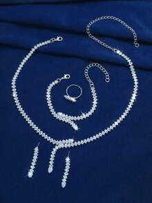 一套奢华新娘结婚首饰：1条镶满水钻的铜底镀金项链 + 1条精致的镀钻手链 + 1对优雅的钻石耳环 + 1枚高贵的钻石戒指，适合婚礼、派对、宴会、新娘摄影、情人节礼物等场合佩戴。 - 銀色 - 查看 6