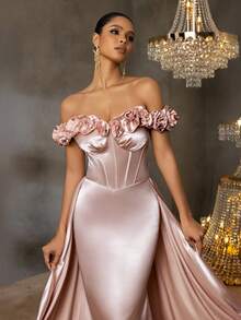 Faeriesty 这款优雅的女士露肩晚礼服采用花卉装饰的肩带、高开衩设计和修身的鱼尾裙摆，适合出席黑领结晚宴、红毯活动、婚礼、歌剧之夜和正式慈善舞会。 - 香檳色 - 查看 5