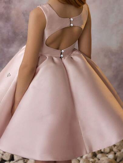 这款优雅的串珠无袖短裙，适合小女孩穿着，可用于花童、婚礼、生日派对、拍照、庆祝活动、返校季、公主裙、舞会礼服、复活节和度假等场合。