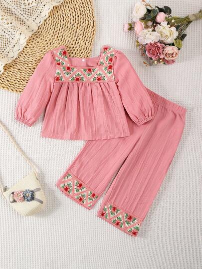 Set di maglietta a girocollo a maniche lunghe e pantaloni a zampa larga in maglia ricamata e patchwork per bambine in autunno, morbido e comodo, dolce e carino, adatto per uso casual all'aperto