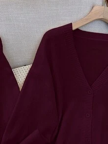 新款V领纽扣针织开衫长裙套装，羊毛混纺女士毛衣套装，酒红色，优雅舒适，时尚百搭，宽松针织毛衣，适合通勤、街头穿搭、婚礼宾客装扮或圣诞派对针织套装 - 酒紅色 - 查看 5