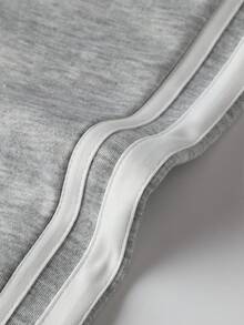 بنطلون رياضي رجالي ذو ساق مستقيمة. هذا البنطلون الرياضي الرمادي الكلاسيكي للرجال يتميز بخطوط جانبية متناوبة سميكة وخفيفة، مما يجمع بين التنوع والأناقة. أفضل اختيارات الهدايا للأزواج/الأصدقاء الذكور هذا الخريف والشتاء.