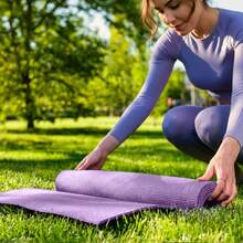 MUUK FITNESS Alfombrilla de Yoga 170 x 70 cm – Grosor 4 mm, Tapete para Yoga, Pilates, Fitness y Ejercicio, Antideslizante, Plegable y Fácil de Transportar, PVC Resistente y a Prueba de Agua, Ideal para Casa, Gimnasio, Parque o Viajes, Diseño Cómodo que Protege Articulaciones, Superficie Estable y Duradera para Relajación, Meditación y Estiramientos, Apta para Principiantes y Expertos. - Uva - Ver 6
