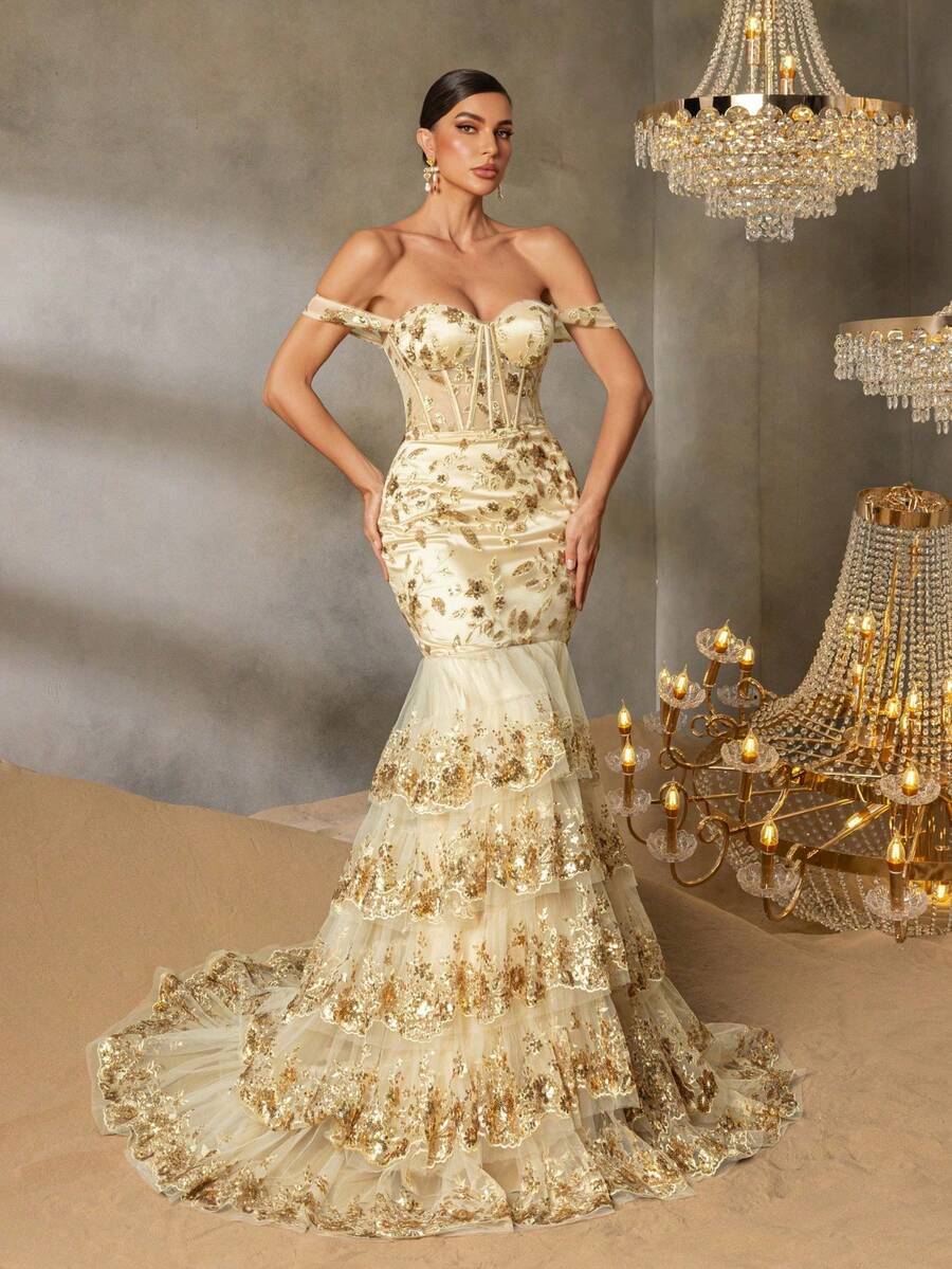 Faeriesty Chiếc đầm dạ hội trễ vai thanh lịch này nổi bật với họa tiết thêu vàng tinh tế, kiểu dáng đuôi cá và thiết kế thắt eo, rất phù hợp để tham dự các buổi dạ tiệc sang trọng, đám cưới, dạ hội từ thiện, lễ trao giải và các sự kiện trang trọng khác. - Rượu sâm banh - Xem 1