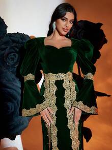 绿色天鹅绒长喇叭袖连衣裙，配金色蕾丝边和开衩，修身长裙 - 綠色 - 查看 2