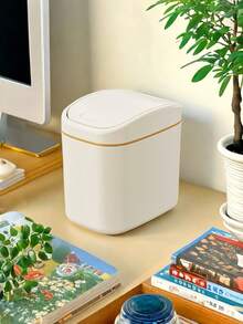 Coș de gunoi de birou cu 1 bucată, mini coș de gunoi cu capac pentru acasă, dormitor și birou, coș de gunoi creativ în stil european. Un coș de gunoi mic și mini din plastic cu capac batant, potrivit pentru utilizare pe mesele de acasă. Acest coș de gunoi cu capac nu necesită electricitate și este perfect pentru sufragerie.