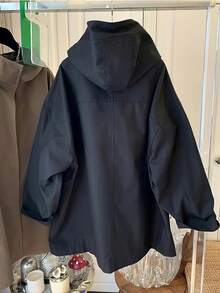 时尚女式常规款黑色风衣，带连帽领、长袖，正面有纽扣