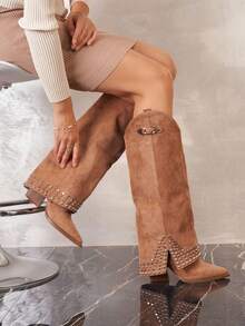 Botas de cano alto VIKIVIKI SHOES com bico fino, design de pernas largas e tachas metálicas decorativas na parte inferior. Um estilo moderno e ousado, ideal para looks urbanos, looks para a noite ou combinações de blazer e saia. Entrega estimada: 1 a 3 dias úteis (continental). - Camelo - Ver 1