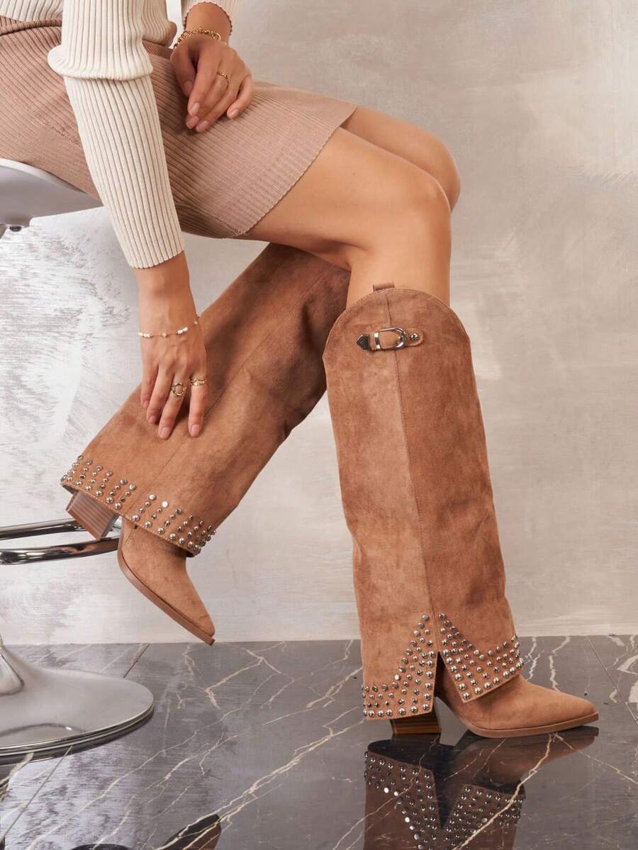 Botas de cano alto VIKIVIKI SHOES com bico fino, design de pernas largas e tachas metálicas decorativas na parte inferior. Um estilo moderno e ousado, ideal para looks urbanos, looks para a noite ou combinações de blazer e saia. Entrega estimada: 1 a 3 dias úteis (continental). - Camelo - Ver 1