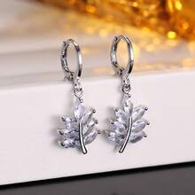 1 Pair Elegant Leaf Shaped Earrings For Women, Suitable For Daily Wear, Shopping, And Social Events