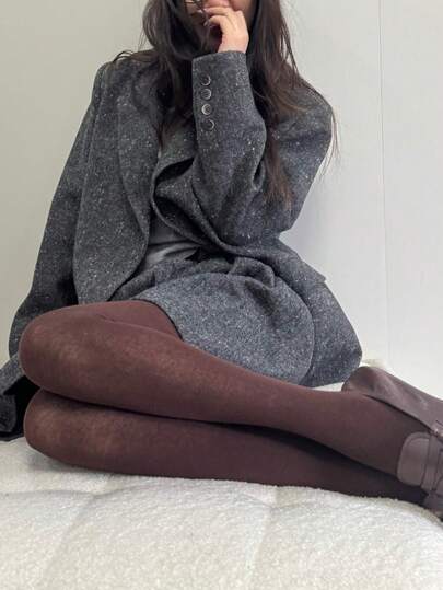 زوج من جوارب نسائية شفافة باللون البني الداكن