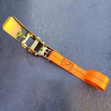 Tensor de trinquete de correa de carga, tensor de fijación de vagón de carga para transportar equipaje y mercancías, para uso en exteriores y camping. La cinta está hecha de poliéster, la cabeza de tensado y fijación está hecha de aleación de zinc, el ancho de la cinta es de 2,5 cm y se puede usar varias veces.