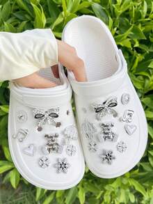 18 Stücke Silber Schmetterling Deko, abnehmbare Silber Bär Schuhclips, elegante Mode Schuh Accessoires geeignet für Sandalen und Pantoffeln, perfekt als Urlaubsgeschenk