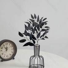 1/3 pièces Feuilles d'eucalyptus artificielles, tiges d'eucalyptus en plastique noir, branches de feuilles artificielles pour la décoration de la maison, la décoration extérieure d'automne, les bouquets de mariage, Thanksgiving, Halloween, la décoration noire