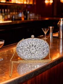 Dedoo Chiếc túi xách dạ hội hình bầu dục hoàn toàn mới này được tô điểm bằng những viên đá lấp lánh xếp theo hình hoa hướng dương, và đi kèm với dây đeo bằng xích mạ vàng. Có thể xách tay, đeo vai hoặc đeo chéo. Kiểu dáng nhẹ nhàng và sang trọng phù hợp để kết hợp với váy dạ hội tham dự các bữa tiệc, đám cưới và các dịp ăn tối trang trọng khác. - Bạc - Xem 6