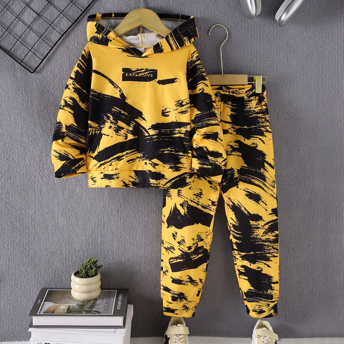 Set de 2 piezas: Sudadera con capucha de manga larga con estampado de grafiti + Pantalones rectos para niños, otoño/invierno