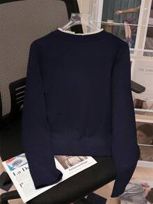 女士基本款修身长袖灰色 T 恤，带花卉蕾丝边、圆领和纽扣刺绣设计