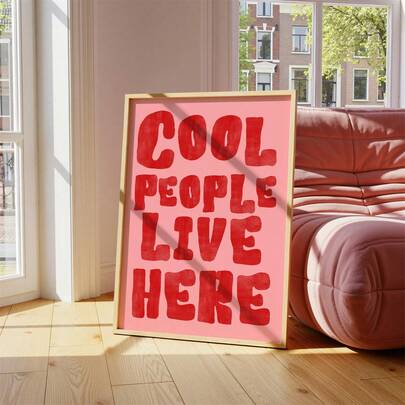「Cool People Live Here」引用キャンバス印刷物 | ボールドでレトロなレッドとピンクの壁アート | 寮、玄関、部屋の装飾に使えるおもしろいデジタルポスター キャンバスウォールアート、ファンキーガールアート、インスピレーションの引用アート、ホームデコレーション 1枚入り