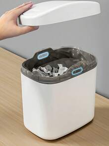 Coș de gunoi de birou cu 1 bucată, mini coș de gunoi cu capac pentru acasă, dormitor și birou, coș de gunoi creativ în stil european. Un coș de gunoi mic și mini din plastic cu capac batant, potrivit pentru utilizare pe mesele de acasă. Acest coș de gunoi cu capac nu necesită electricitate și este perfect pentru sufragerie.