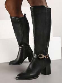 Elegante kniehohe Stiefel mit Kettendetail – Damen-Winterstiefel - Schwarz - Übersicht 2