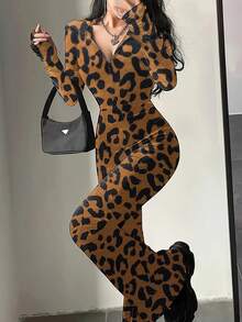 春夏新款丝绒修身连帽喇叭连体裤，欧美辣妹风丝绒连帽连体裤，修身显瘦喇叭裤，V领拉链设计，非常适合与闺蜜外出、参加派对或通勤。 - LH112501-X豹紋 - 查看 3