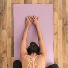 MUUK FITNESS Alfombrilla de Yoga 170 x 70 cm – Grosor 4 mm, Tapete para Yoga, Pilates, Fitness y Ejercicio, Antideslizante, Plegable y Fácil de Transportar, PVC Resistente y a Prueba de Agua, Ideal para Casa, Gimnasio, Parque o Viajes, Diseño Cómodo que Protege Articulaciones, Superficie Estable y Duradera para Relajación, Meditación y Estiramientos, Apta para Principiantes y Expertos. - Rosa Pastel - Ver 2