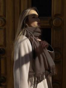 1条女士简约纯色仿羊绒围巾，学院风披肩，适合换季时节、日常佩戴，防风保暖，秋季搭配连衣裙 - 咖啡色 - 查看 3