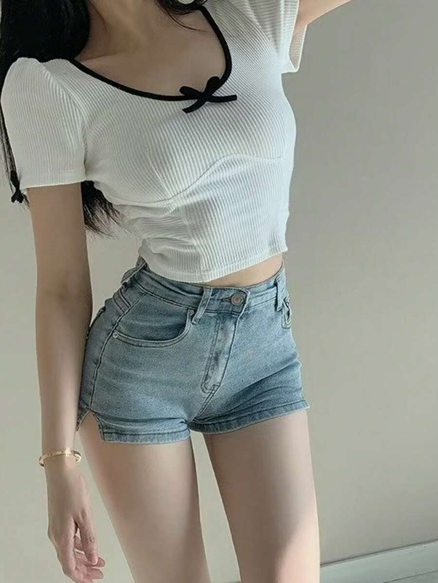 Pantalones vaqueros para mujer, temporada de verano, modelo ajustado y ligero, shorts estilo "hot pants", alto talle con pequeña abertura en la pierna, efecto levantacola, diseño trendy de inspiración Ins, estilo chic occidental. - Azul - Ver 1