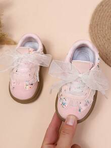 1 Pair Girls' Floral Pattern Lace Decorated Fabric Comfortable Low-Top Sneakers With Ribbon Flat Style, Sweet And Cute Children's Casual Shoes Suitable For Daily Play And Shopping