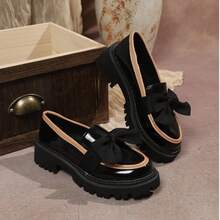 Mocassins de Salto Médio com Solado Grosso, Laço de Couro Envernizado, Estilo Celebridade, Lançamento 2025