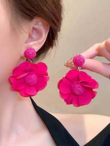 1 par de pendientes largos de flor de fibra de raffia bohemia, diseño hermoso y exquisito, tejido de material de metal y ratán de poliéster, adecuado para que las mujeres lo usen, también se puede elegir como regalo, adecuado para viajes de verano y otoño, vacaciones en la playa, fiestas, bailes, etc.