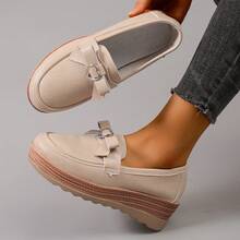 Nuove scarpe da donna con zeppa in stile college personalizzato, con fiocco e decorazione a cuore, stile retrò casual, adatte per l'uso quotidiano, colore beige, tacco a zeppa