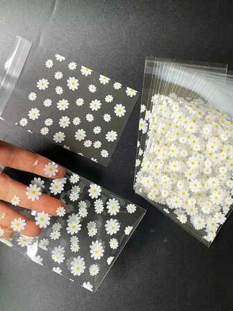100 piezas de 8 cm x 13 cm Bolsas de embalaje OPP con cierre automático con estampado de margaritas frescas y lindas, bolsas decorativas transparentes con estampado de flores blancas para tarjetas de regalo. Adecuado para fiestas, vacaciones o embalaje de regalos de papelería promocional, Navidad