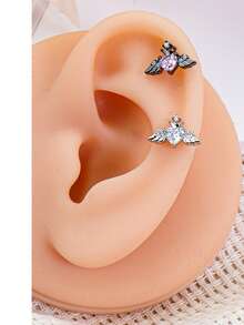 1 Stück hypoallergenes Titan-Stahl Ohrknorpel Piercing mit funkelnden Zirkonia Engelflügeln, barockes Design, geeignet für Ohrdurchbohrung