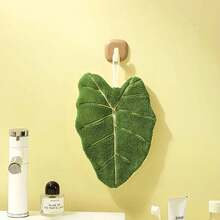 1pc Super Absorbent Quick Dry Bath Towel, Tropical Leaf Design Soft Coral Fleece Hand Towel With Hanging Loop Thumb Towel, Suitable For Spa, Bathroom, Kitchen - Fast Drying Green Plant Leaf Fabric, Home SPA Accessory, Natural Inspired Decor, Fluffy Texture, Essential For Spa Enthusiasts