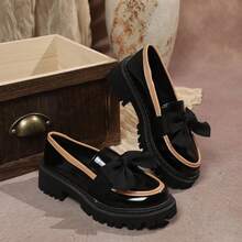 Mocassins de Salto Médio com Solado Grosso, Laço de Couro Envernizado, Estilo Celebridade, Lançamento 2025