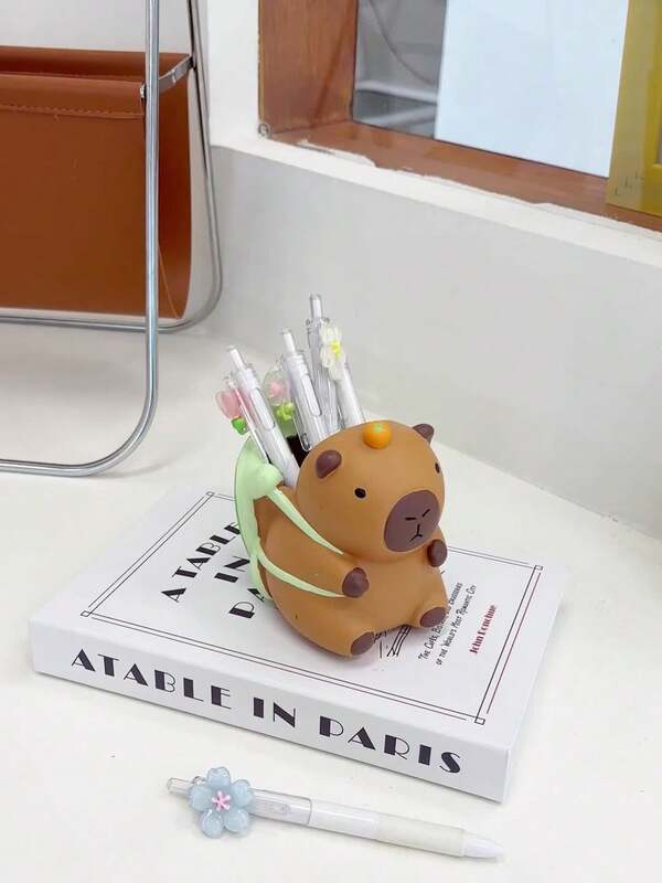 حامل أقلام بشكل سلحفاة لطيف - يتميز بعيون تعبيرية وتصميم شكل حقيبة الظهر، مناسب للطلاب والعمل المكتبي وديكور المنزل - يمكن أن يحتوي على أقلام حبر، أقلام رصاص، وأقلام تحديد - هدية عيد ميلاد/تخرج خفيفة الوزن (بني)، شخصية كرتونية، سطح ناعم، إكسسوار لا غنى عنه للمكتب، إكسسوار نادر.