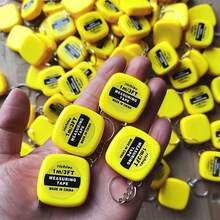 1 pieza, Mini cinta métrica retráctil con llavero - 1 metro / 3 pies, diseño compacto y portátil - Adecuado para uso diario, fiestas, escuelas y regalos promocionales. Es un excelente colgante de regla y un pequeño regalo para Halloween y Navidad.