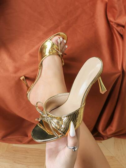 宽楦时尚高跟鞋，魅力风格，金属光泽，蝴蝶结装饰，派对必备，压纹金属PU皮革，套脚式，露趾，露跟，经典圆头凉鞋，夏季户外风，常规款，女士金色凉鞋，高跟拖鞋，细跟，镀金鞋跟，简约风格