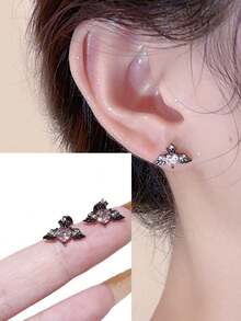 1 Stück hypoallergenes Titan-Stahl Ohrknorpel Piercing mit funkelnden Zirkonia Engelflügeln, barockes Design, geeignet für Ohrdurchbohrung