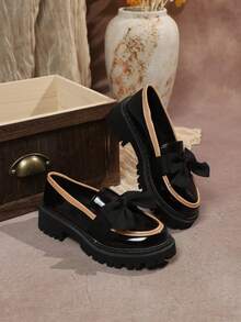 Mocassins de Salto Médio com Solado Grosso, Laço de Couro Envernizado, Estilo Celebridade, Lançamento 2025