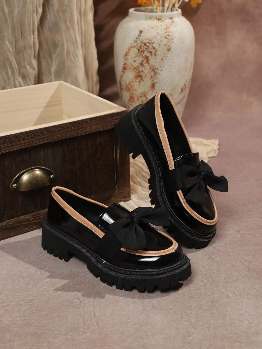 Mocassins de Salto Médio com Solado Grosso, Laço de Couro Envernizado, Estilo Celebridade, Lançamento 2025