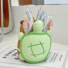 حامل أقلام بشكل سلحفاة لطيف - يتميز بعيون تعبيرية وتصميم شكل حقيبة الظهر، مناسب للطلاب والعمل المكتبي وديكور المنزل - يمكن أن يحتوي على أقلام حبر، أقلام رصاص، وأقلام تحديد - هدية عيد ميلاد/تخرج خفيفة الوزن (بني)، شخصية كرتونية، سطح ناعم، إكسسوار لا غنى عنه للمكتب، إكسسوار نادر.