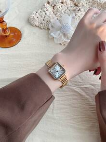 ساعة يد نسائية ذات سوار من البامبو بلون ذهبي عصري، ساعة فاخرة بتصميم بسيط وأنيق، ساعة كوارتز خفيفة الوزن مناسبة للارتداء اليومي، هدية مثالية لأعياد الميلاد والحفلات والمناسبات العائلية، وهدية مثالية لنفسك أو لأصدقائك - الذهبي - مشاهدة 3