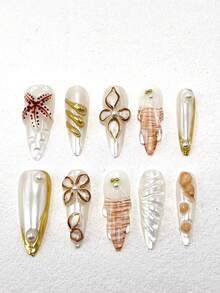 10 bucăți de unghii lucrate manual, unghii lungi cu tocuri înalte de 33 mm, modelare tridimensională, proces de sculptură cu lipici, ochelari de soare aurii, decorare cu pudră, tehnologie de decolorare, decorare cu perle albe, drăguț și la modă, potrivit pentru femei, trei mărimi din care să aleagă, potrivit pentru o varietate de ocazii, petrecere, dans și ținute zilnice.