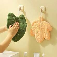 1pc Super Absorbent Quick Dry Bath Towel, Tropical Leaf Design Soft Coral Fleece Hand Towel With Hanging Loop Thumb Towel, Suitable For Spa, Bathroom, Kitchen - Fast Drying Green Plant Leaf Fabric, Home SPA Accessory, Natural Inspired Decor, Fluffy Texture, Essential For Spa Enthusiasts