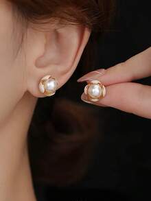 1 par de elegantes pendientes de botón con diseño único de flores esmaltadas en blanco y perlas falsas, adecuados para el uso diario y la moda